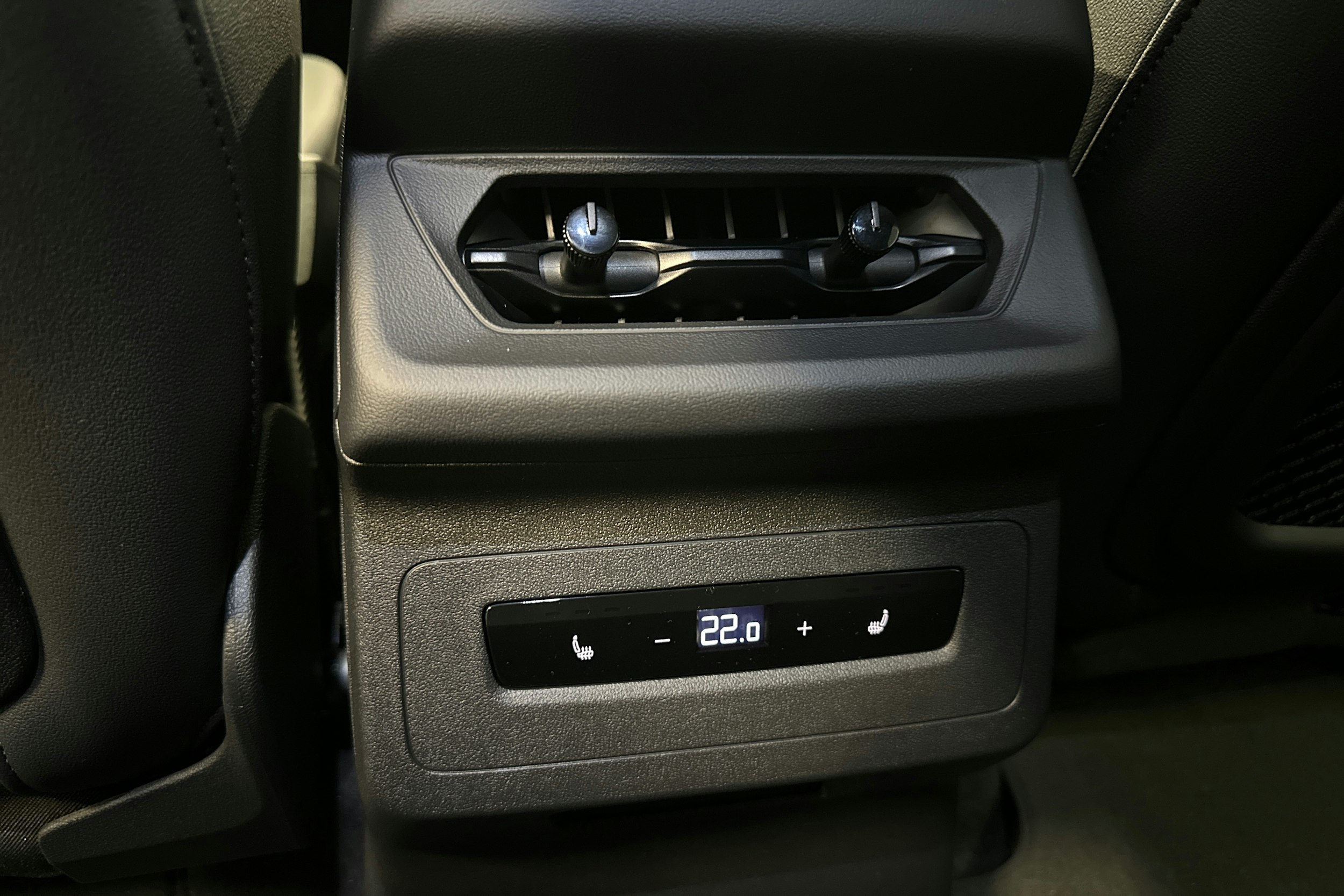 musta Audi SQ6 e-tron 2025 kuva 18.