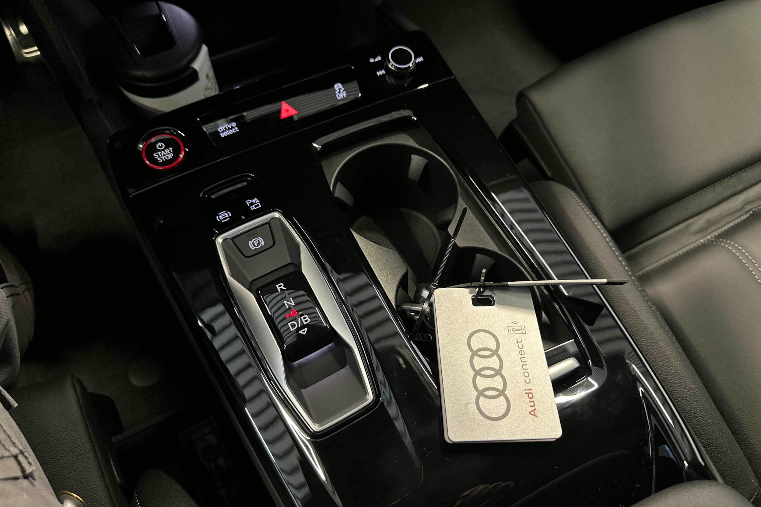 musta Audi SQ6 e-tron 2025 kuva 19.