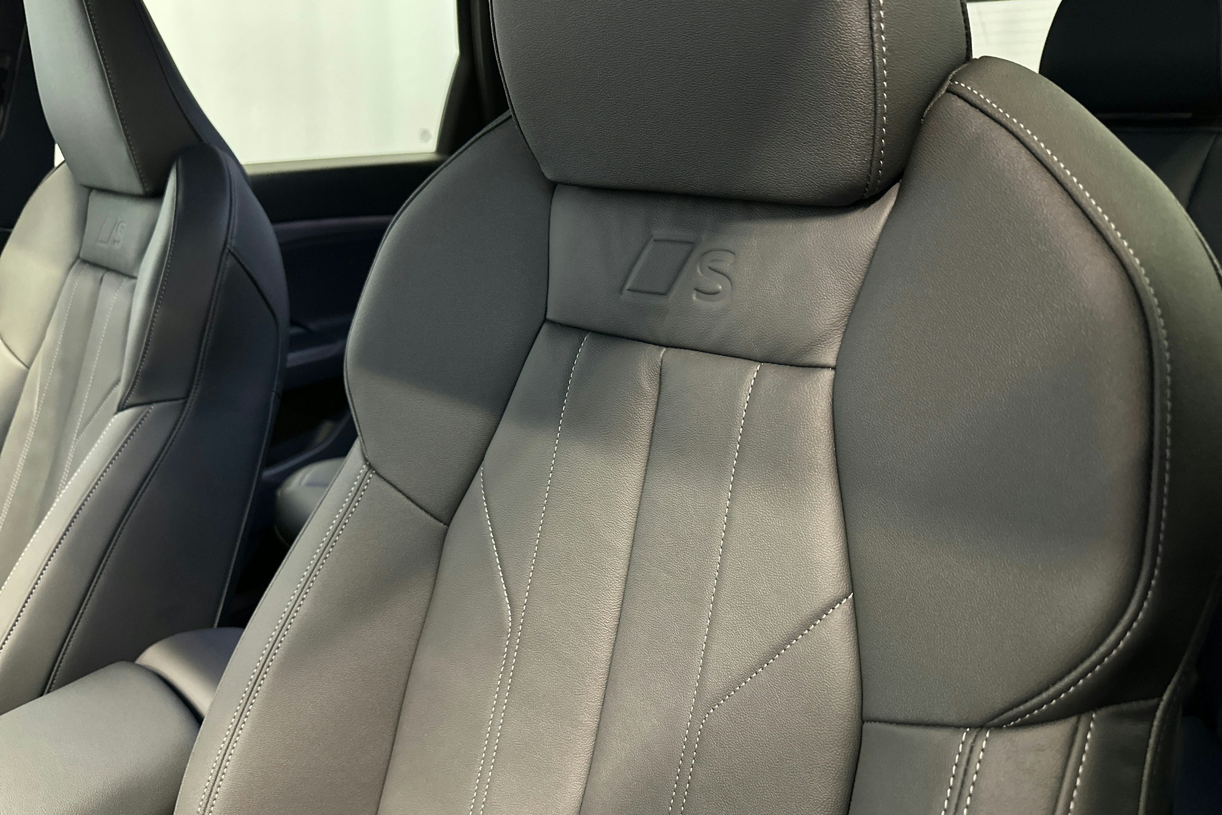 musta Audi SQ6 e-tron 2025 kuva 20.