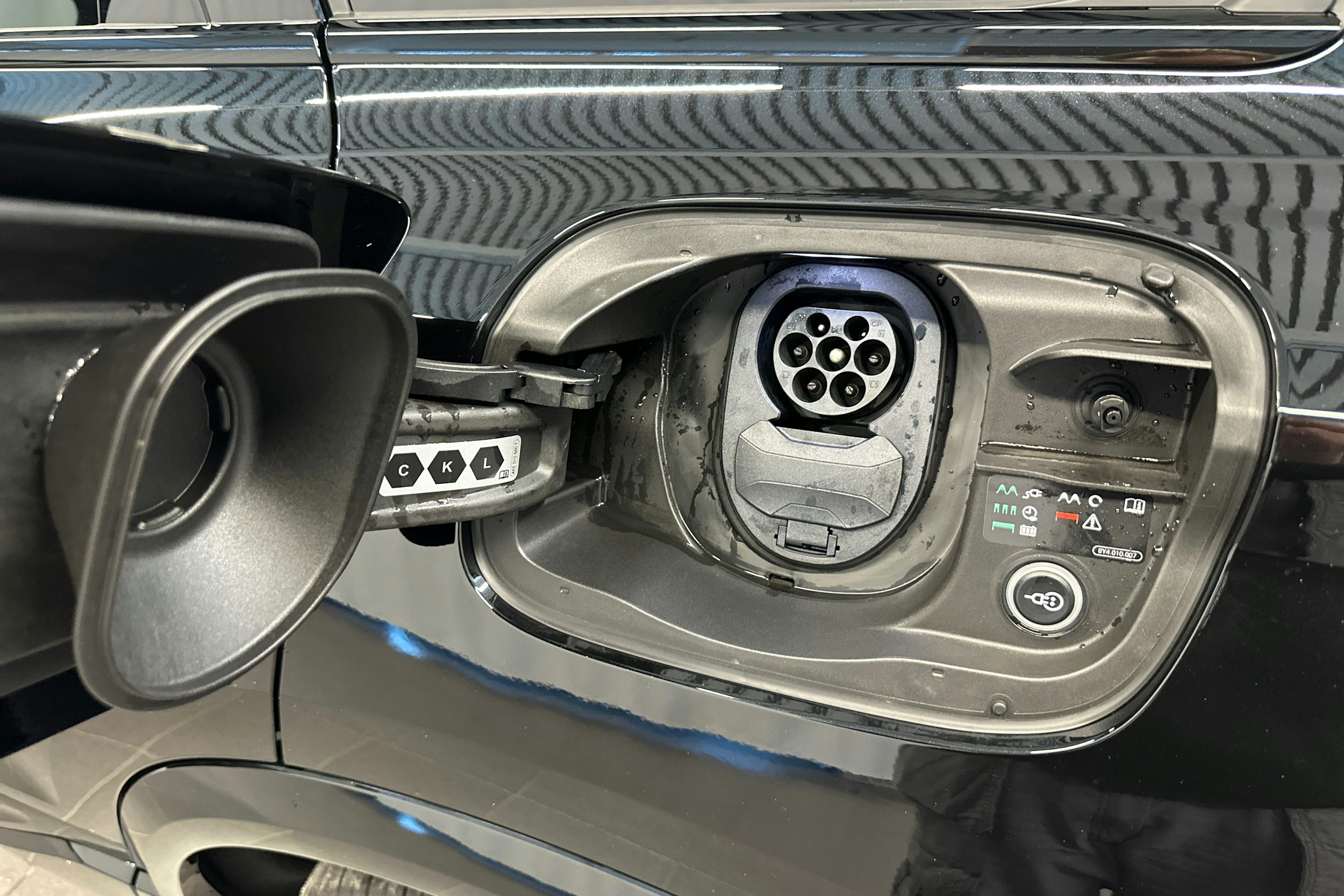 musta Audi SQ6 e-tron 2025 kuva 21.