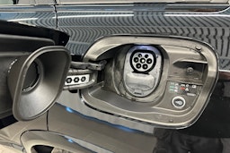 musta Audi SQ6 e-tron 2025 kuva 21.