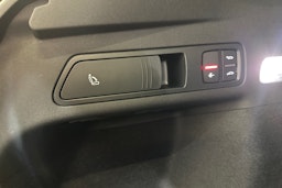 musta Audi SQ6 e-tron 2025 kuva 23.