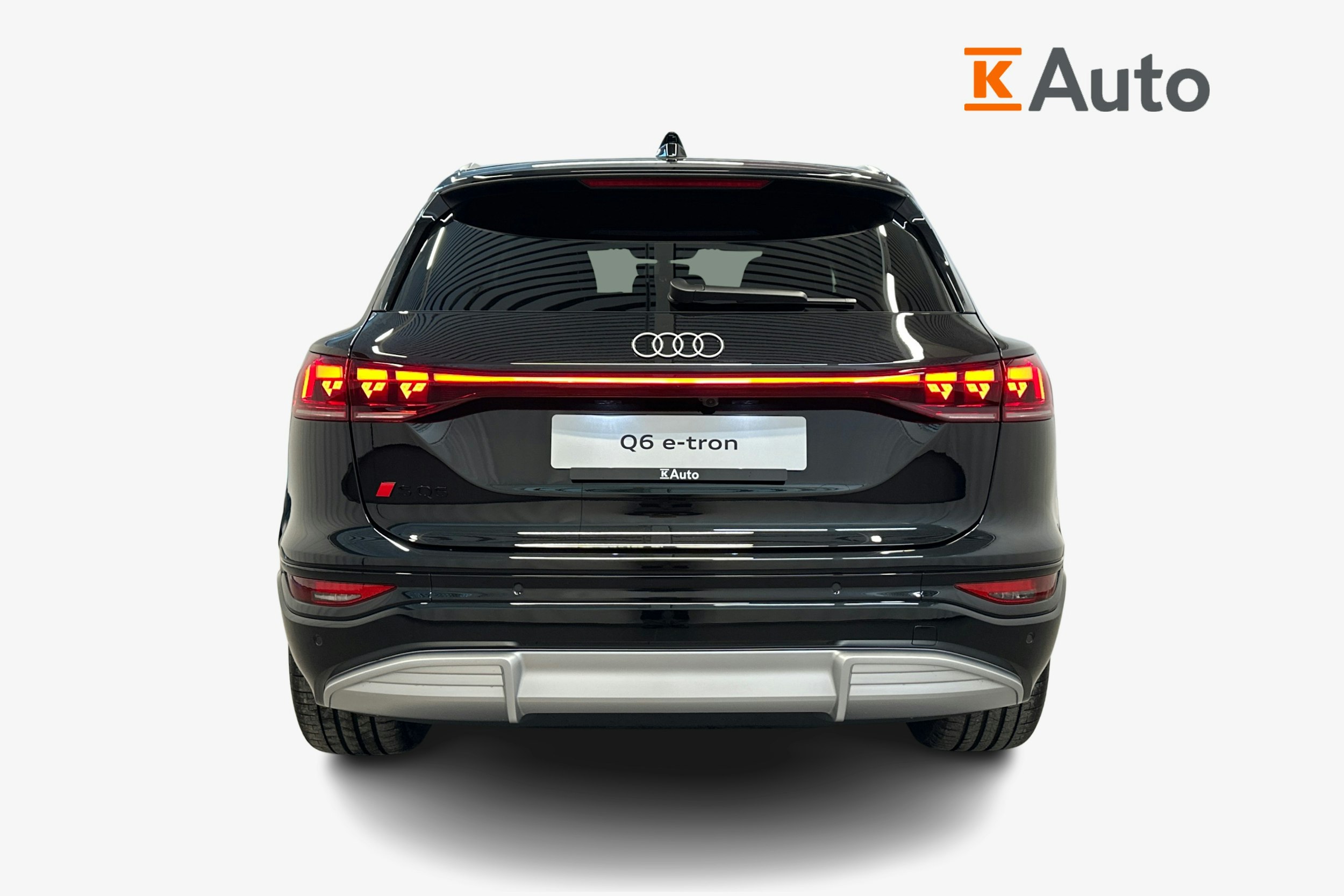 musta Audi SQ6 e-tron 2025 kuva 26.