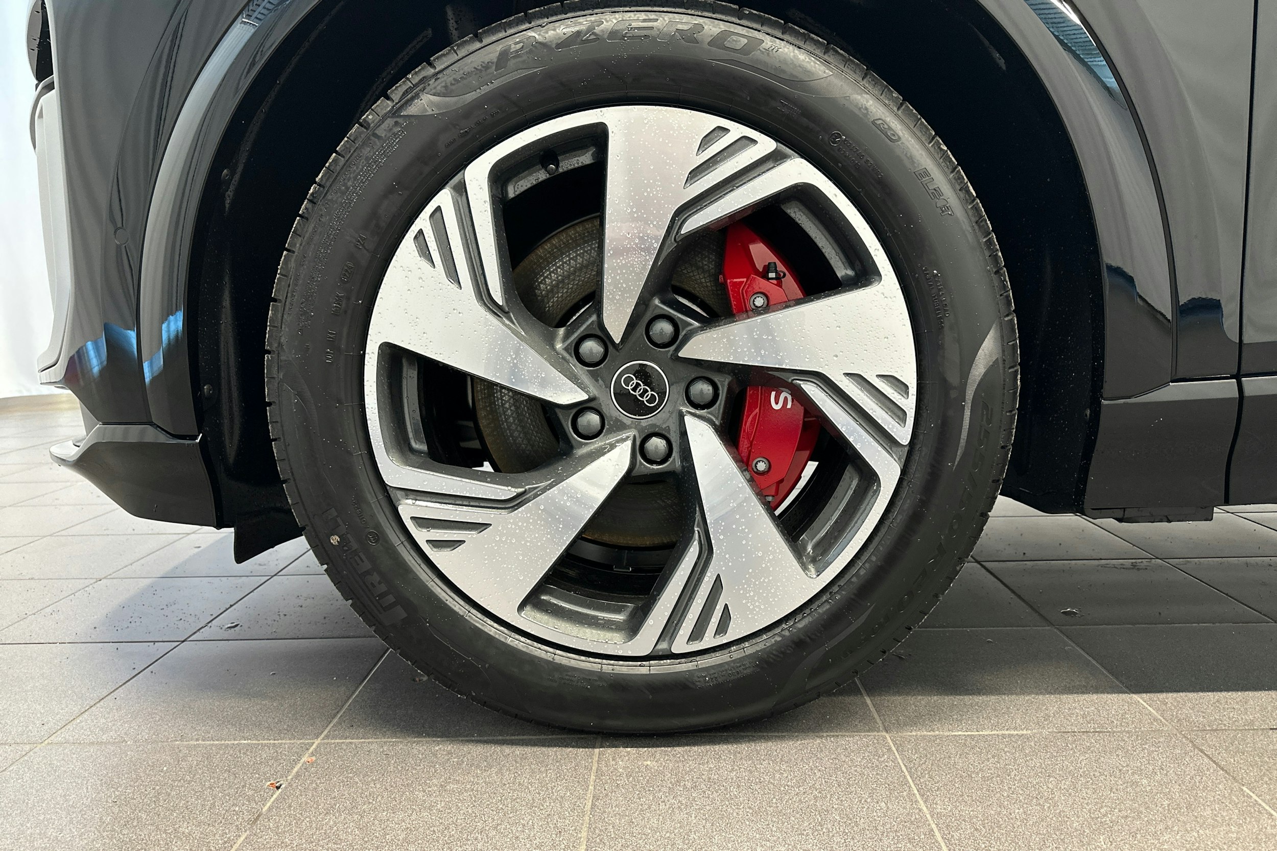 musta Audi SQ6 e-tron 2025 kuva 28.