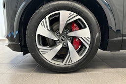 musta Audi SQ6 e-tron 2025 kuva 28.