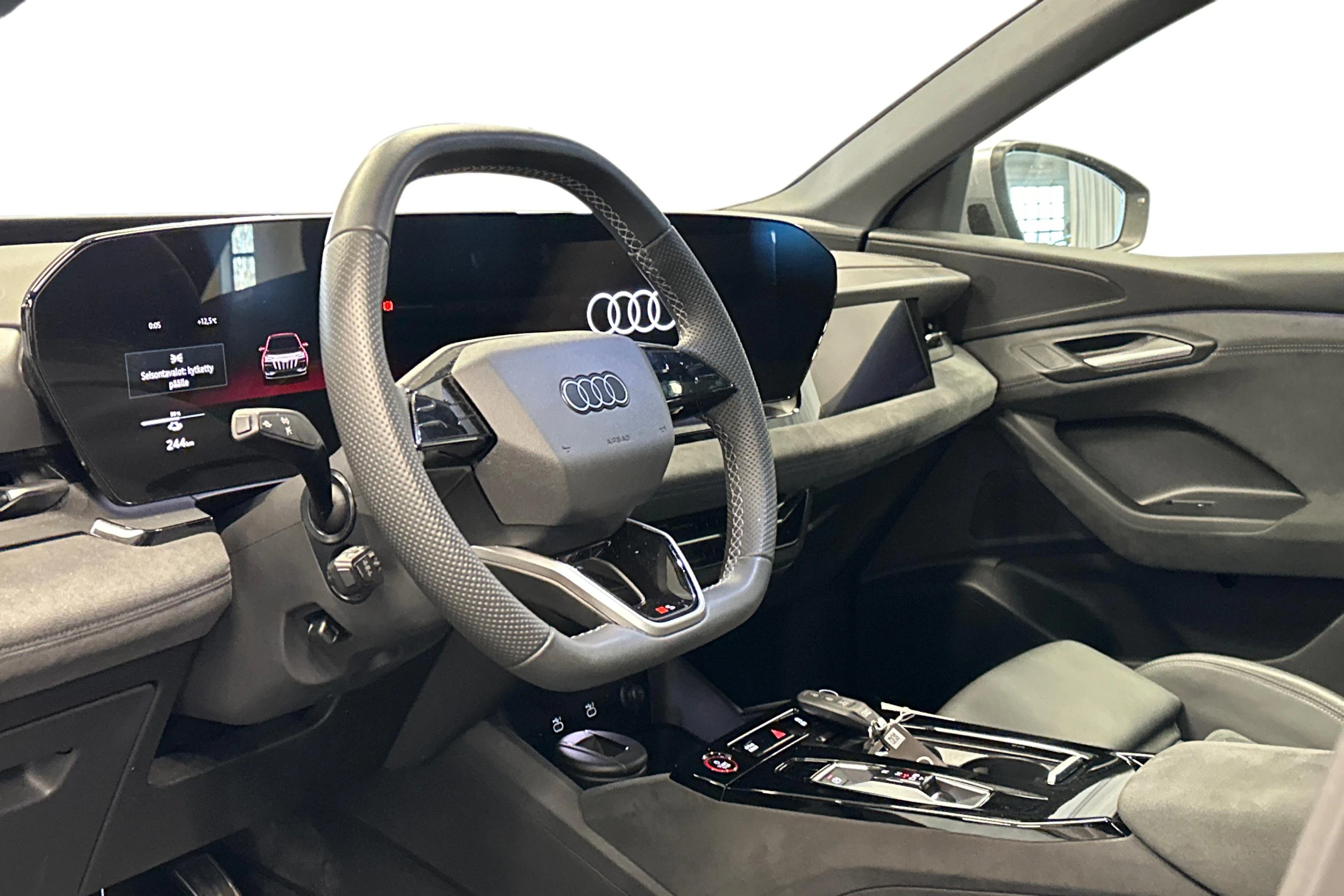 musta Audi SQ6 e-tron 2025 kuva 3.