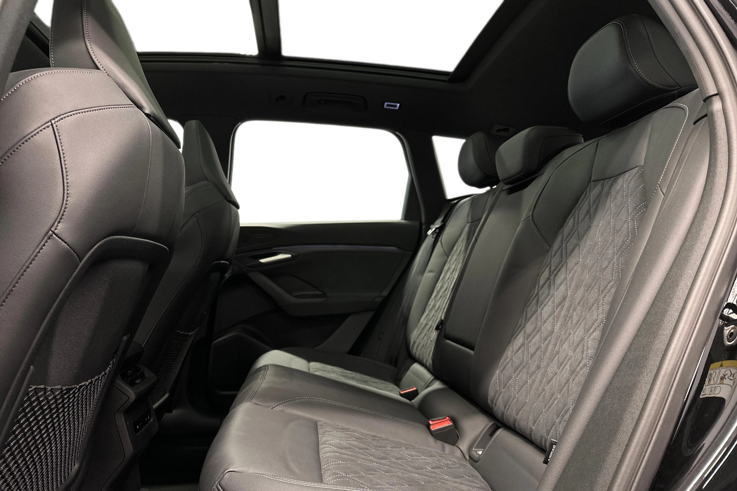 musta Audi SQ6 e-tron 2025 kuva 11.