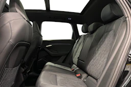 musta Audi SQ6 e-tron 2025 kuva 11.
