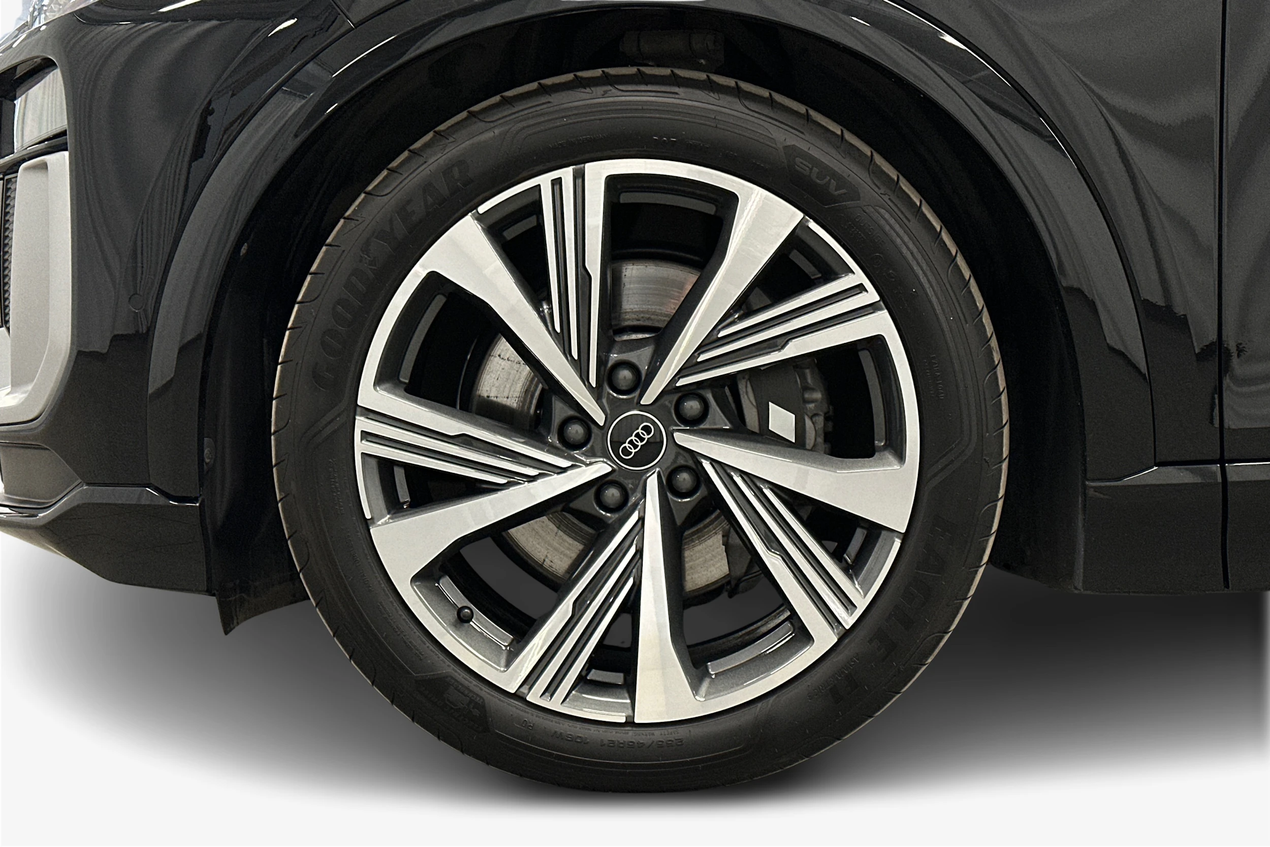 musta Audi SQ6 e-tron 2025 kuva 12.