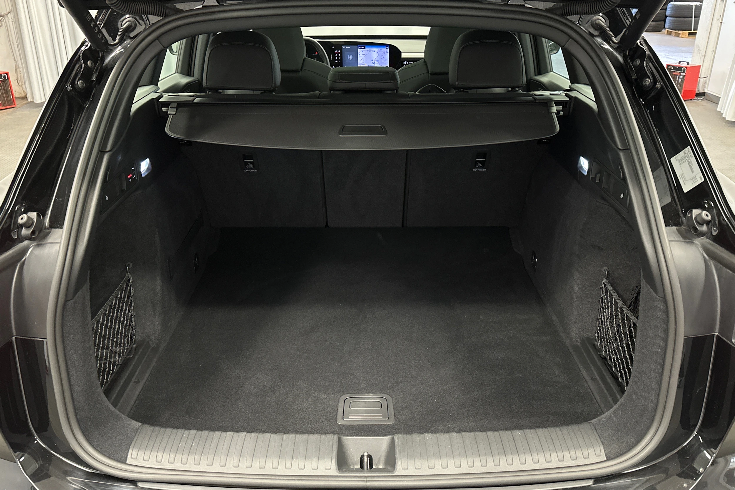 musta Audi SQ6 e-tron 2025 kuva 15.