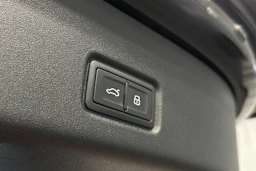 musta Audi SQ6 e-tron 2025 kuva 16.