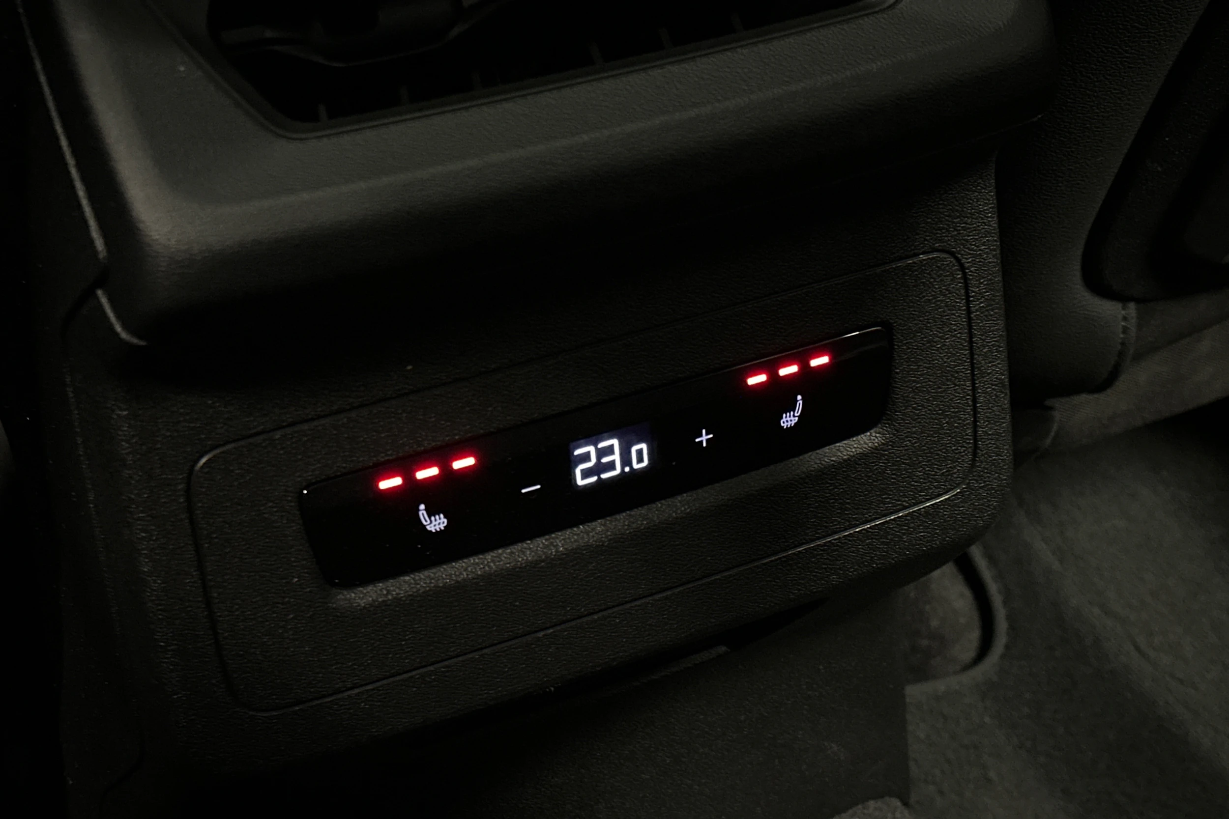 musta Audi SQ6 e-tron 2025 kuva 18.