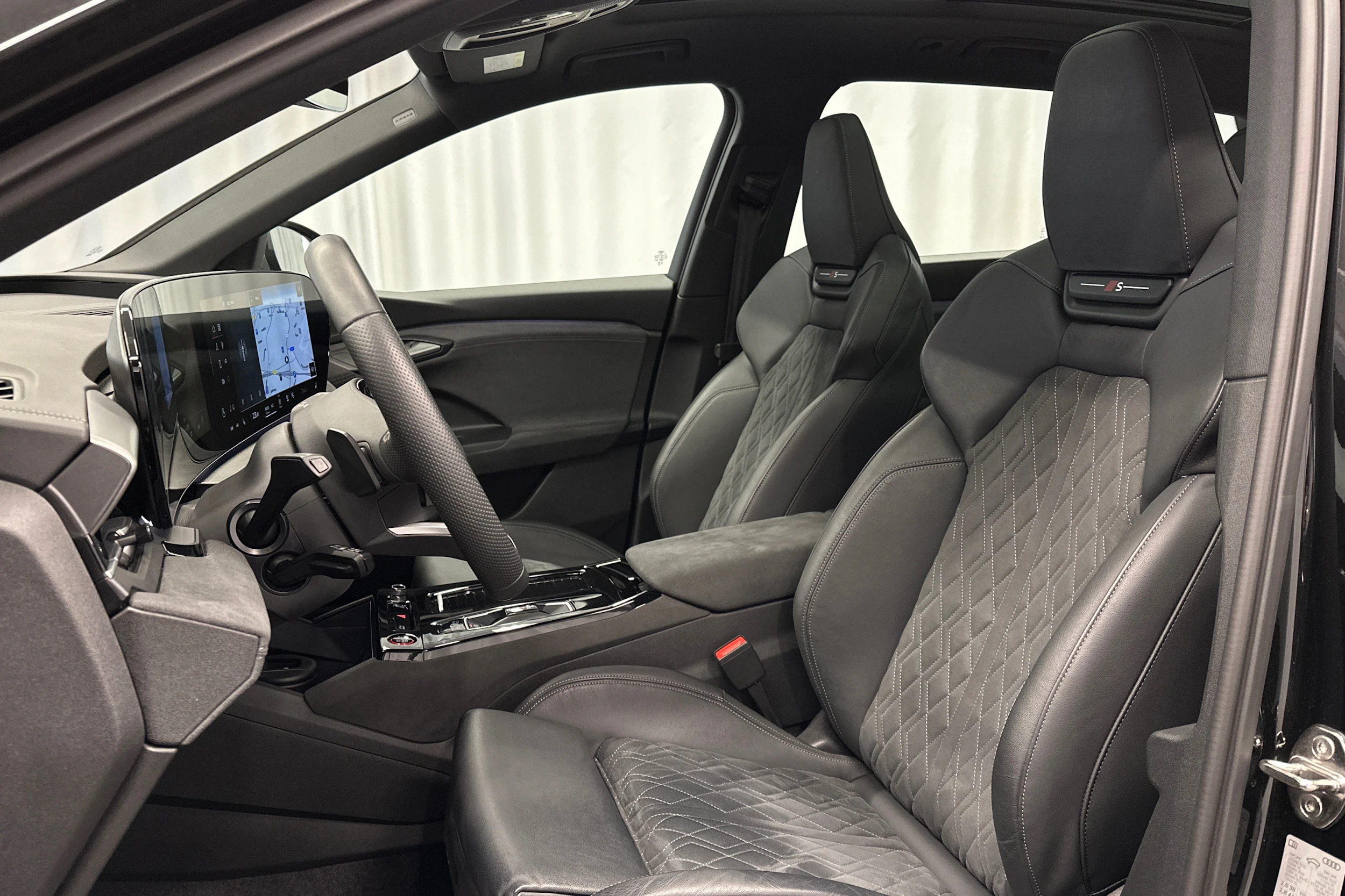 musta Audi SQ6 e-tron 2025 kuva 19.