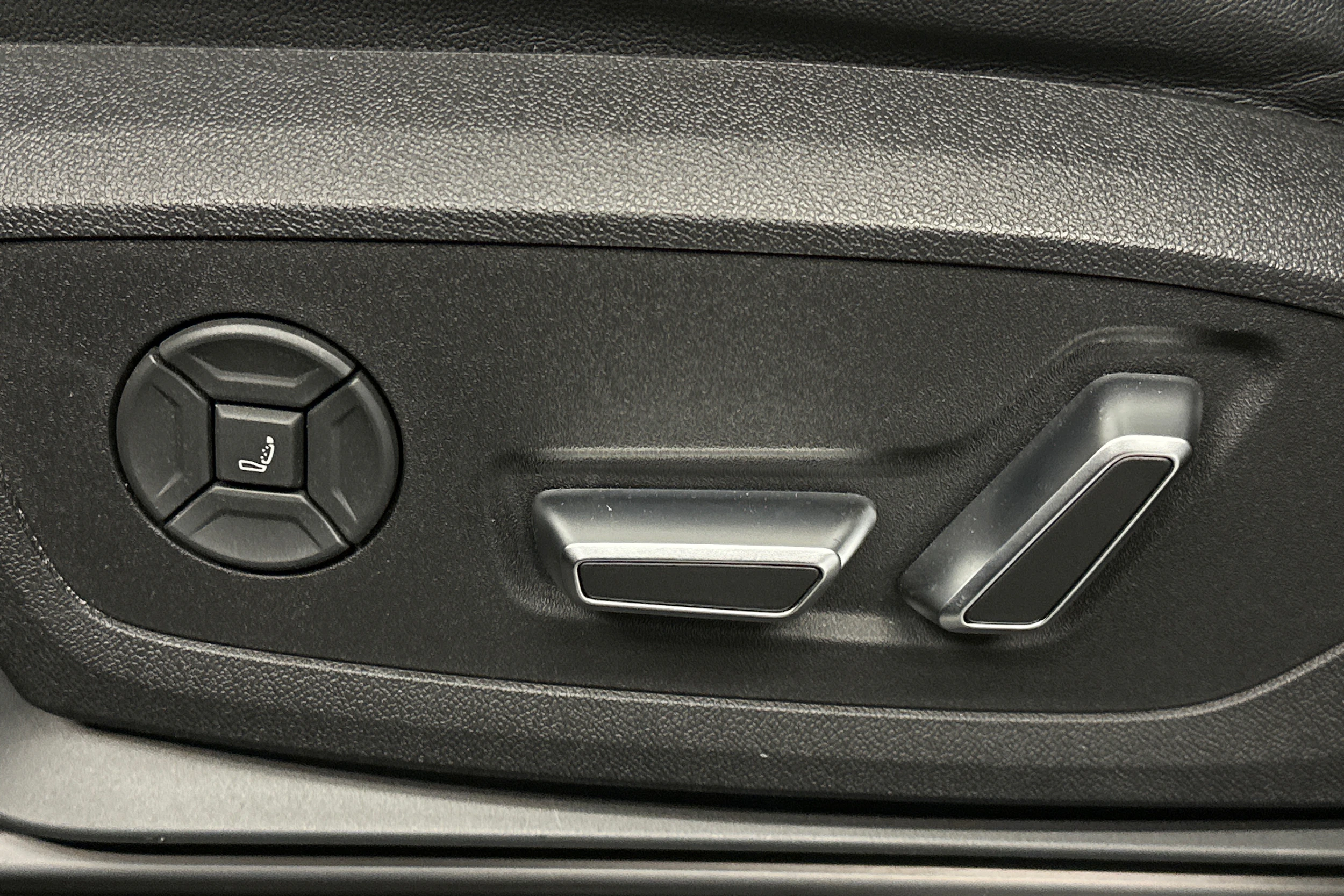 musta Audi SQ6 e-tron 2025 kuva 20.