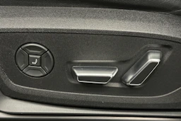 musta Audi SQ6 e-tron 2025 kuva 20.