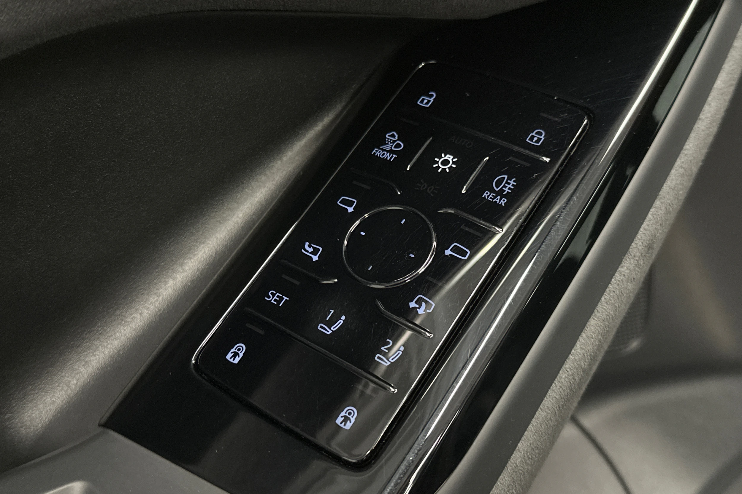 musta Audi SQ6 e-tron 2025 kuva 21.