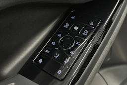 musta Audi SQ6 e-tron 2025 kuva 21.