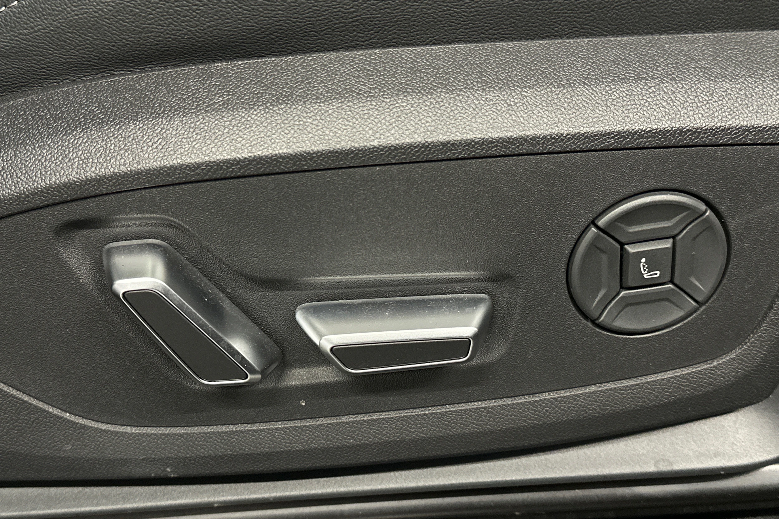 musta Audi SQ6 e-tron 2025 kuva 22.