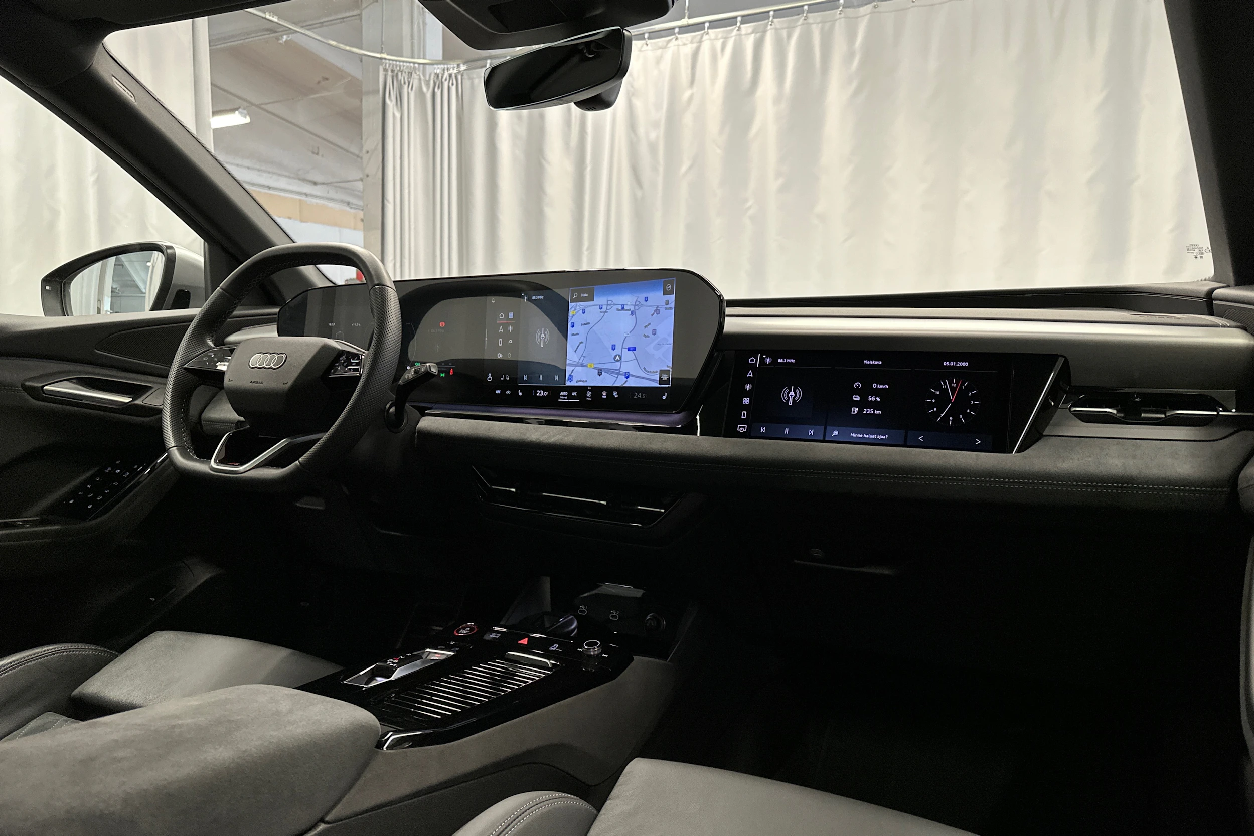 musta Audi SQ6 e-tron 2025 kuva 23.