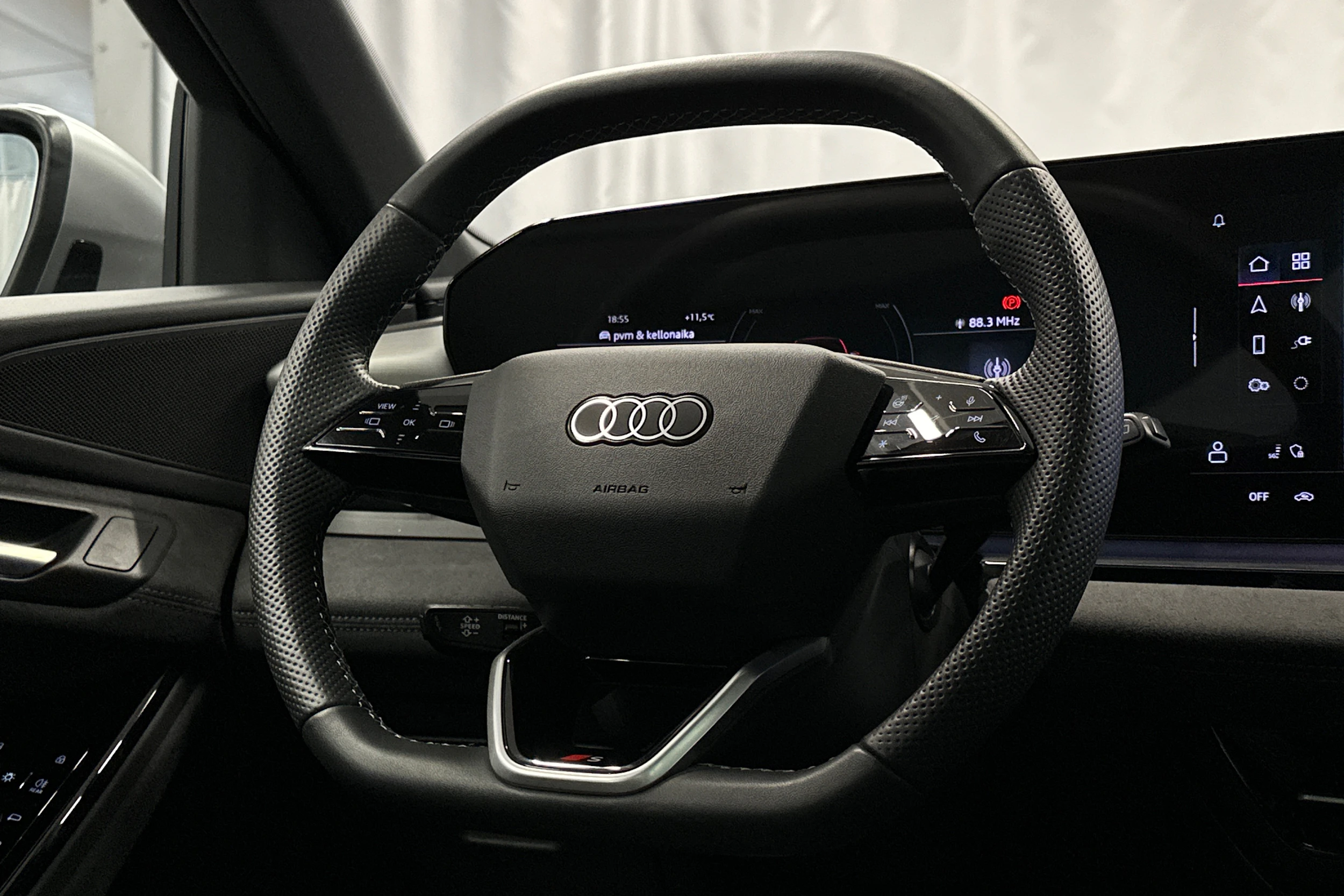 musta Audi SQ6 e-tron 2025 kuva 24.