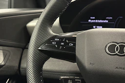 musta Audi SQ6 e-tron 2025 kuva 25.