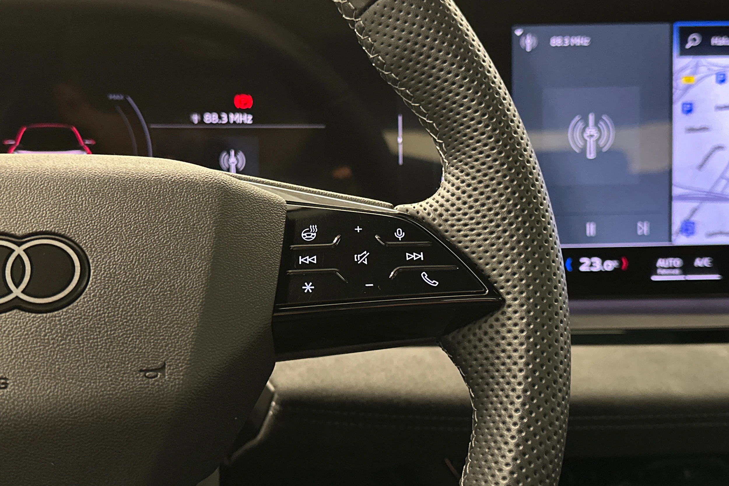 musta Audi SQ6 e-tron 2025 kuva 26.
