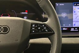 musta Audi SQ6 e-tron 2025 kuva 26.