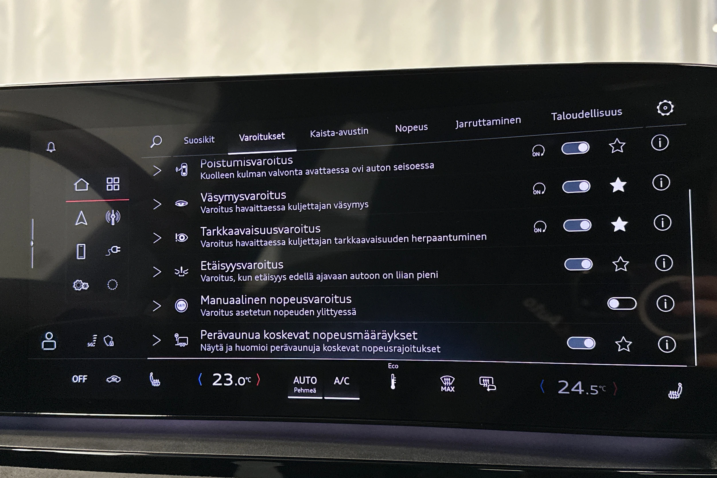 musta Audi SQ6 e-tron 2025 kuva 34.