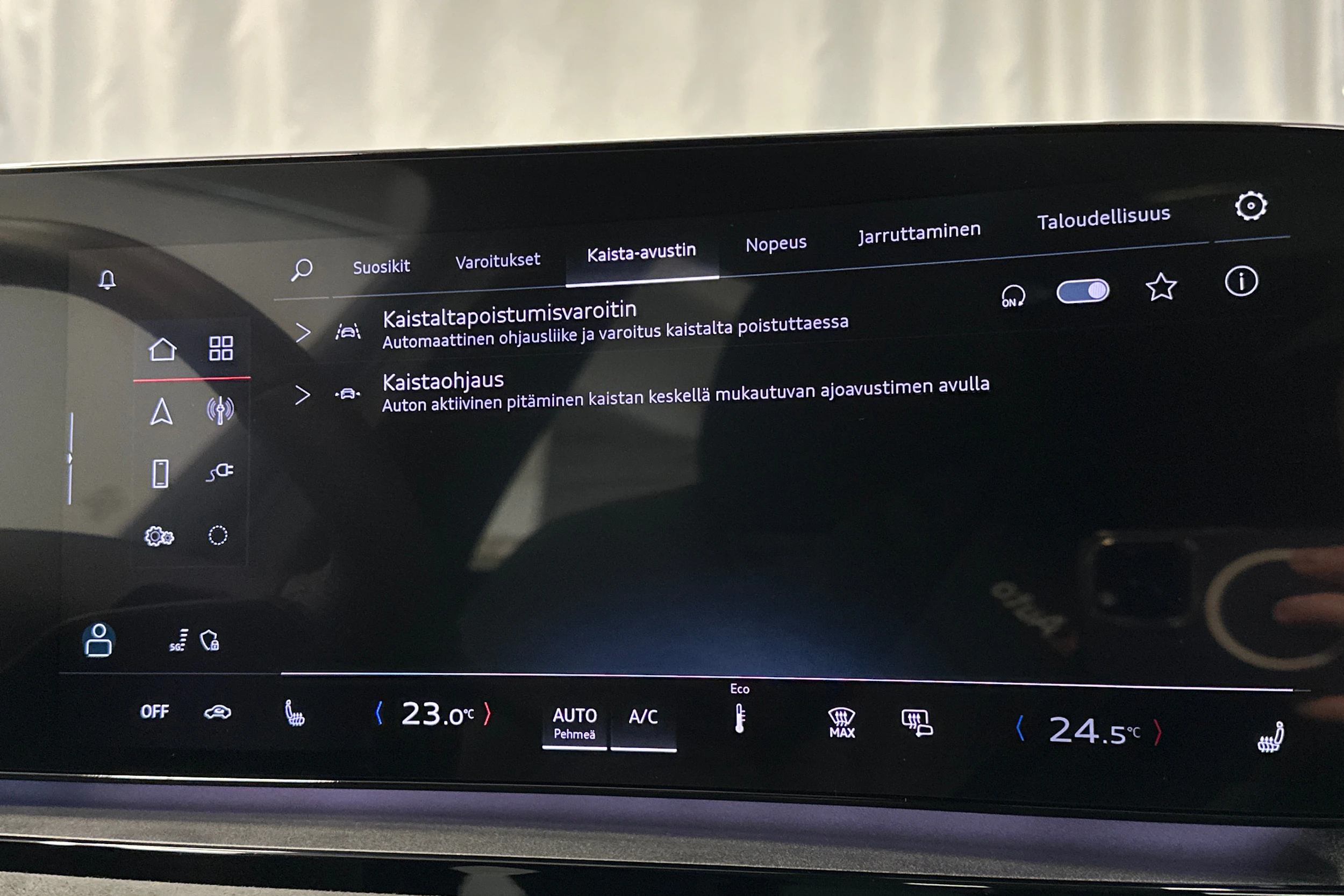 musta Audi SQ6 e-tron 2025 kuva 35.