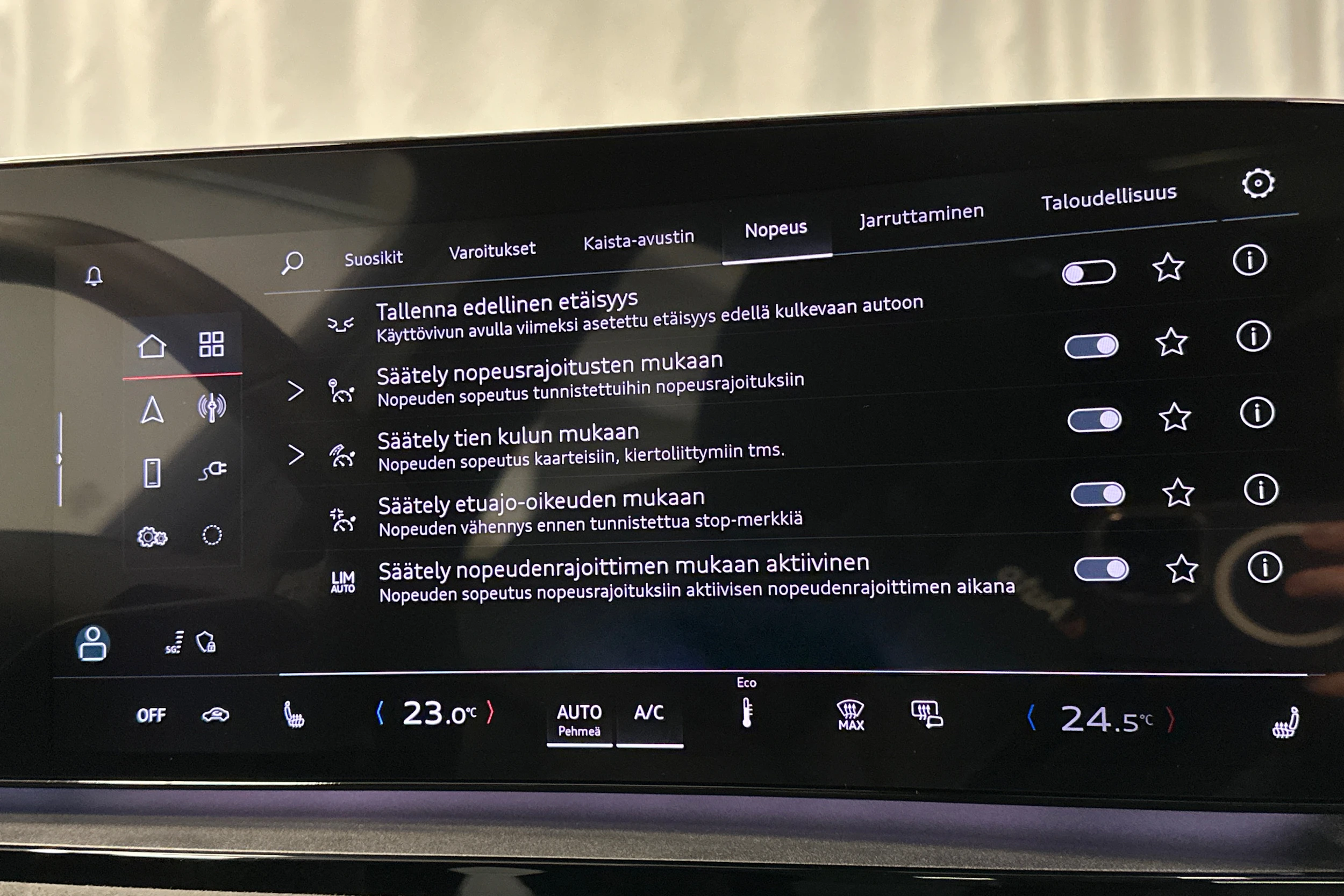 musta Audi SQ6 e-tron 2025 kuva 36.
