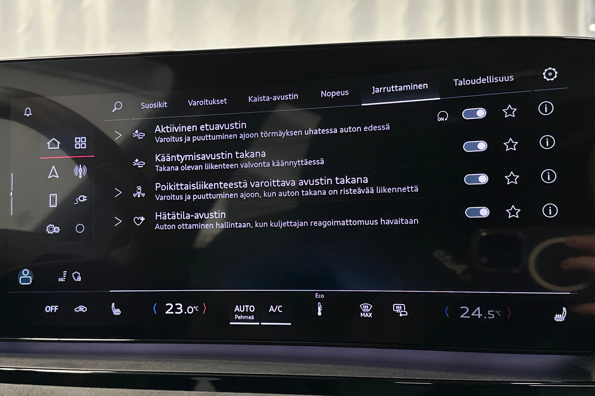 musta Audi SQ6 e-tron 2025 kuva 37.