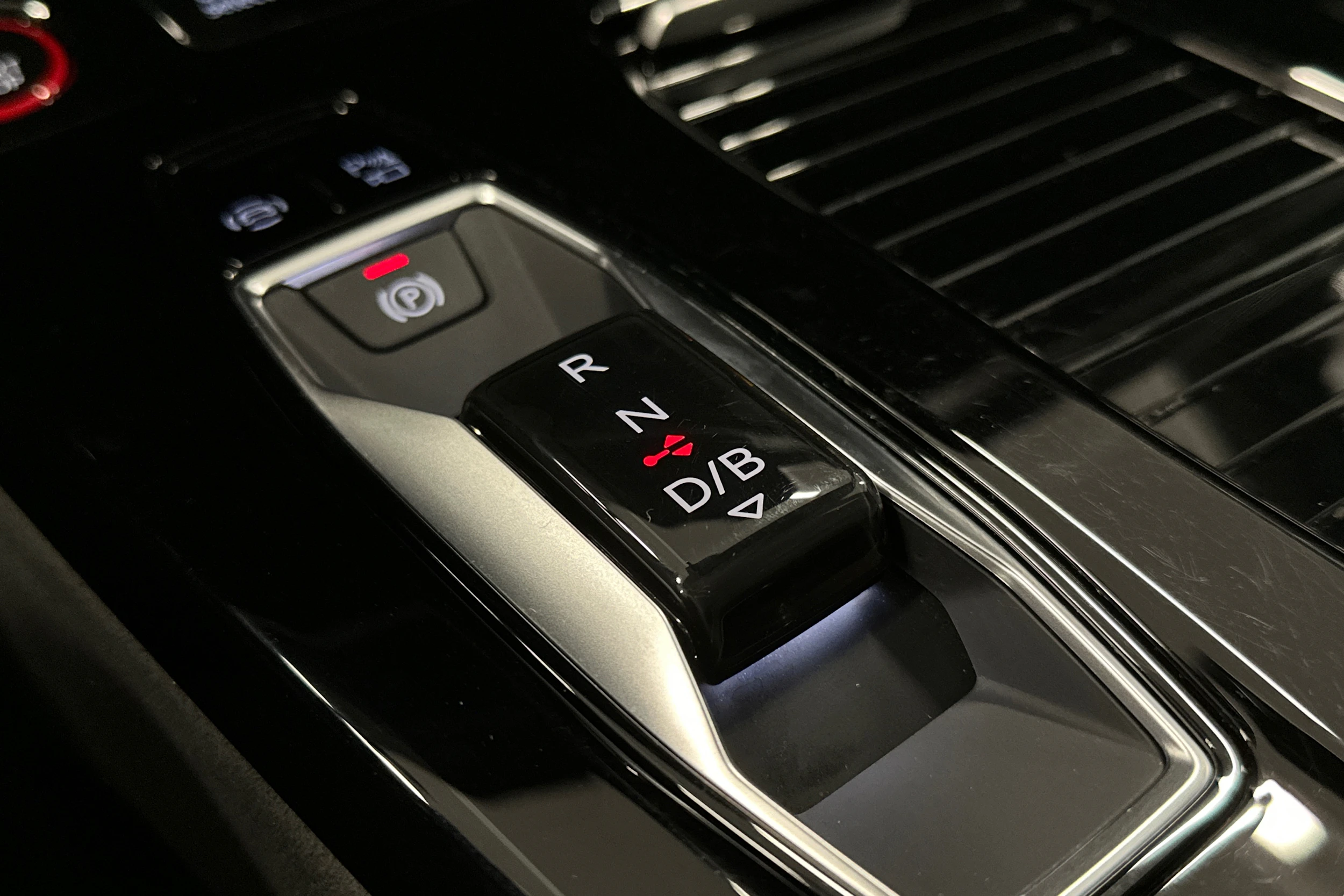 musta Audi SQ6 e-tron 2025 kuva 40.