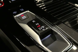 musta Audi SQ6 e-tron 2025 kuva 40.