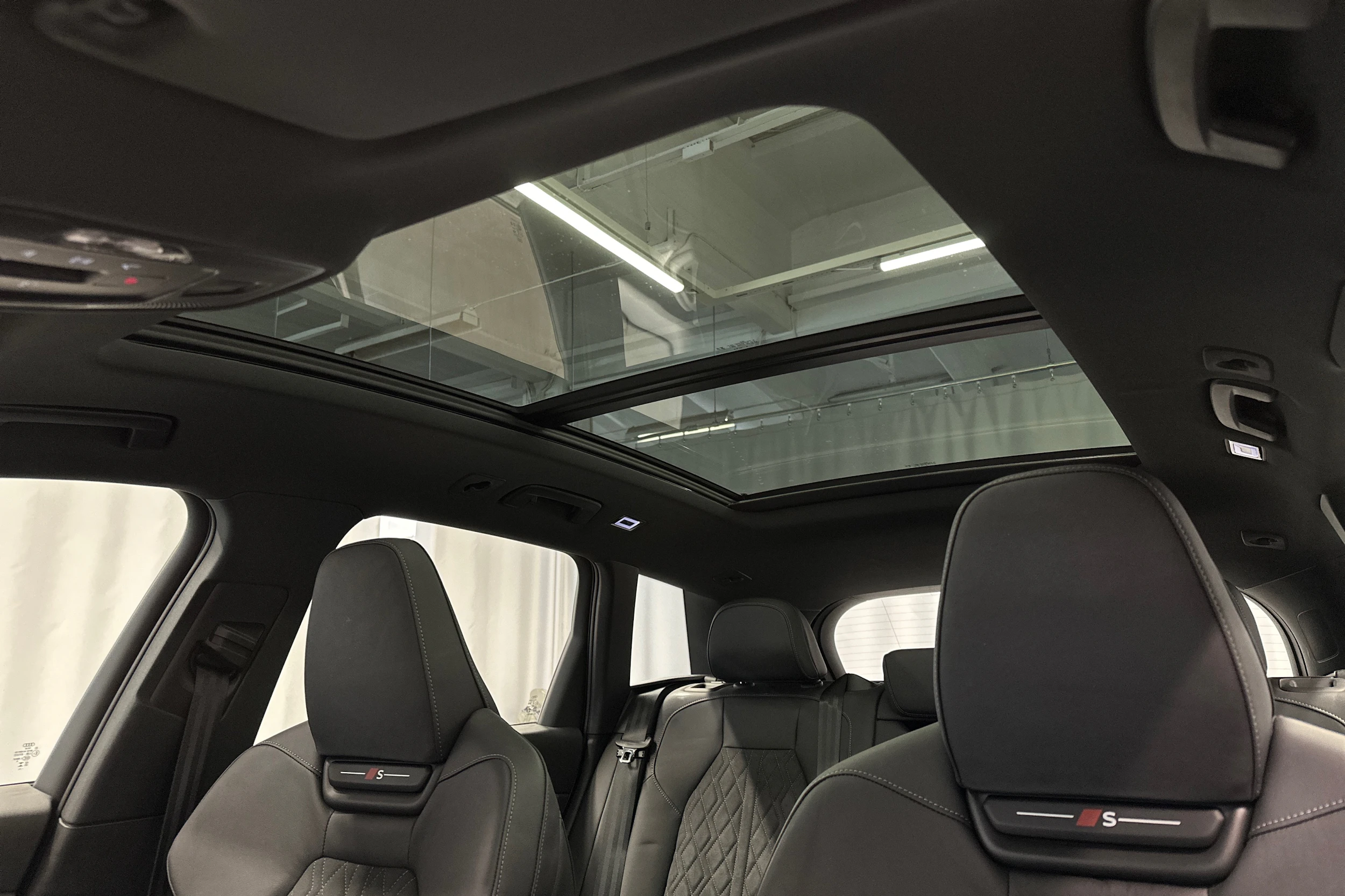 musta Audi SQ6 e-tron 2025 kuva 42.