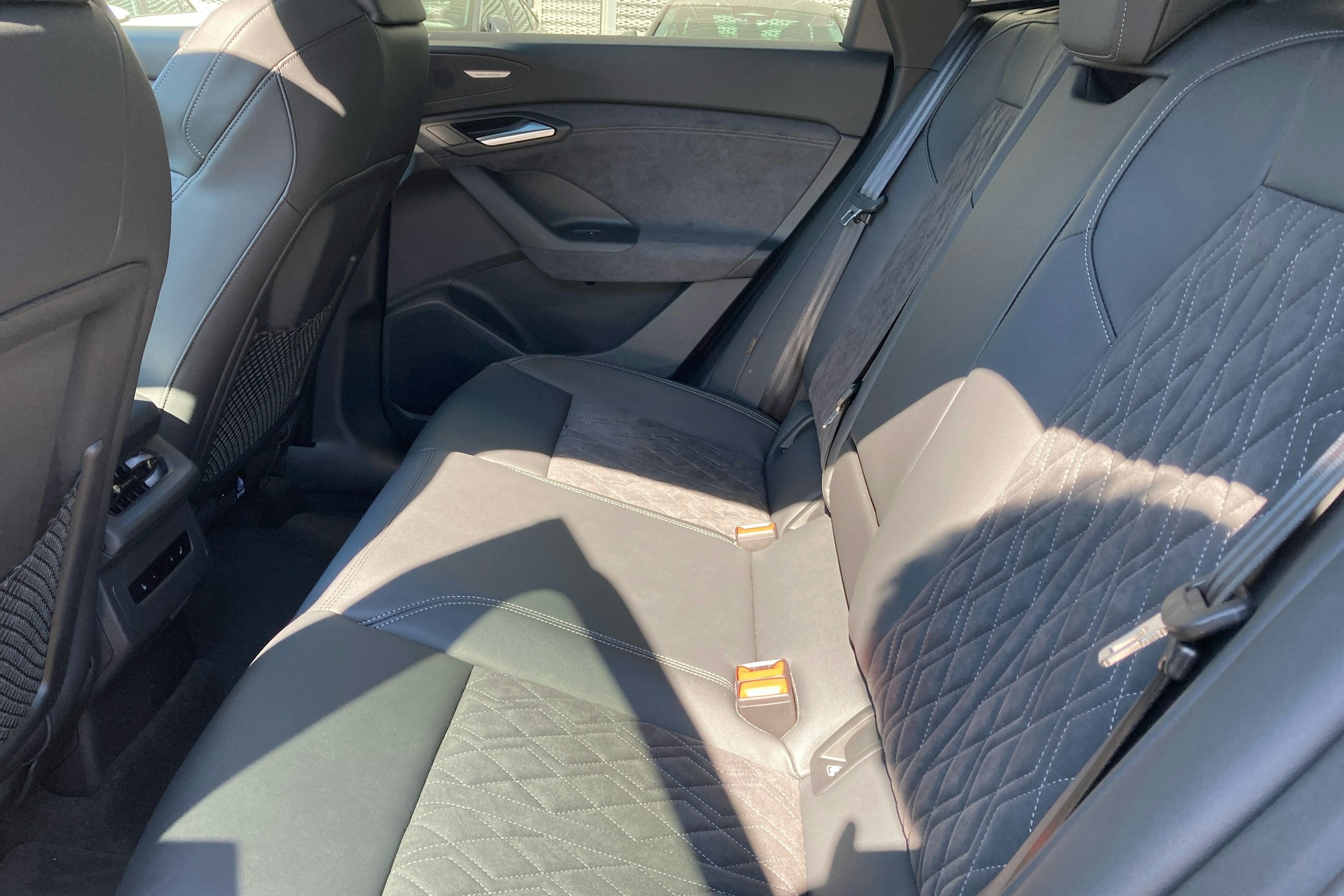 musta Audi SQ6 e-tron 2025 kuva 8.