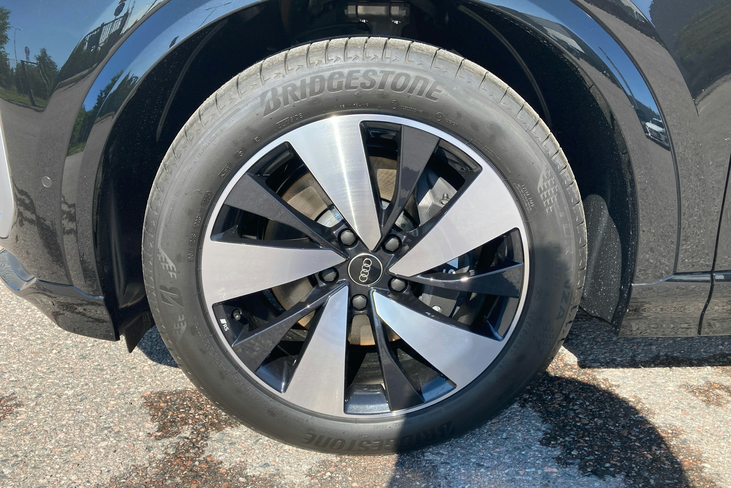musta Audi SQ6 e-tron 2025 kuva 9.