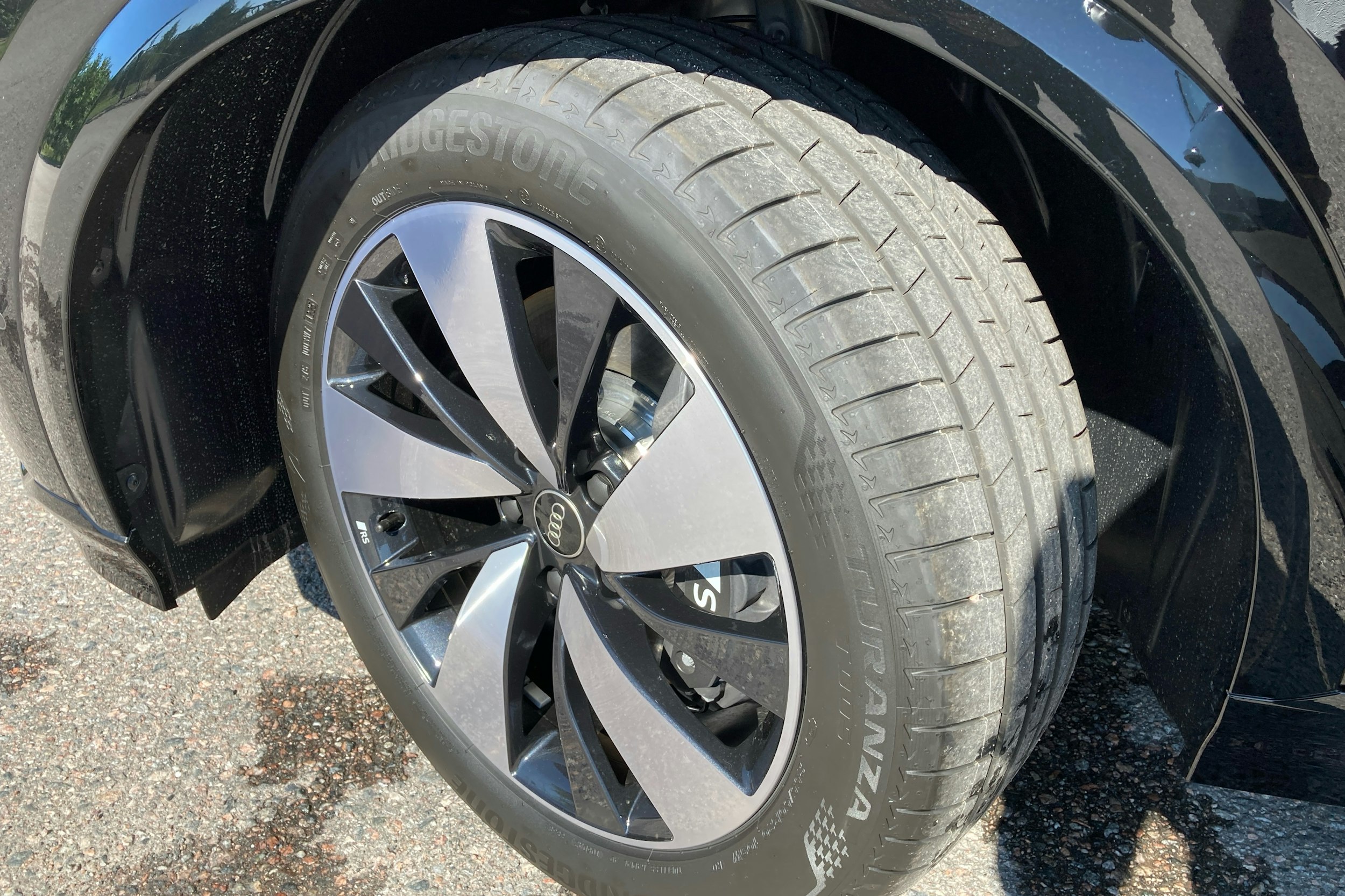 musta Audi SQ6 e-tron 2025 kuva 10.