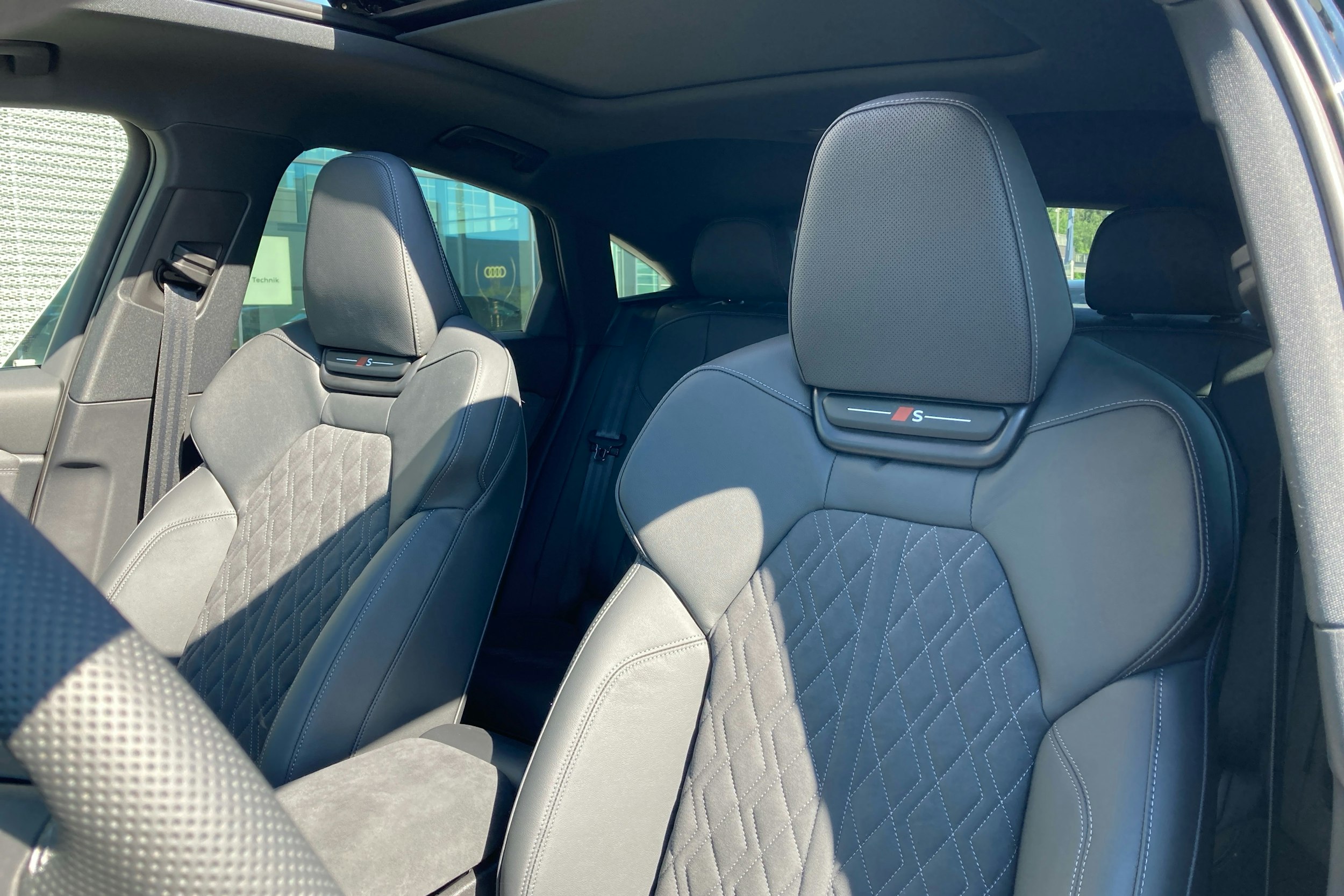 musta Audi SQ6 e-tron 2025 kuva 11.