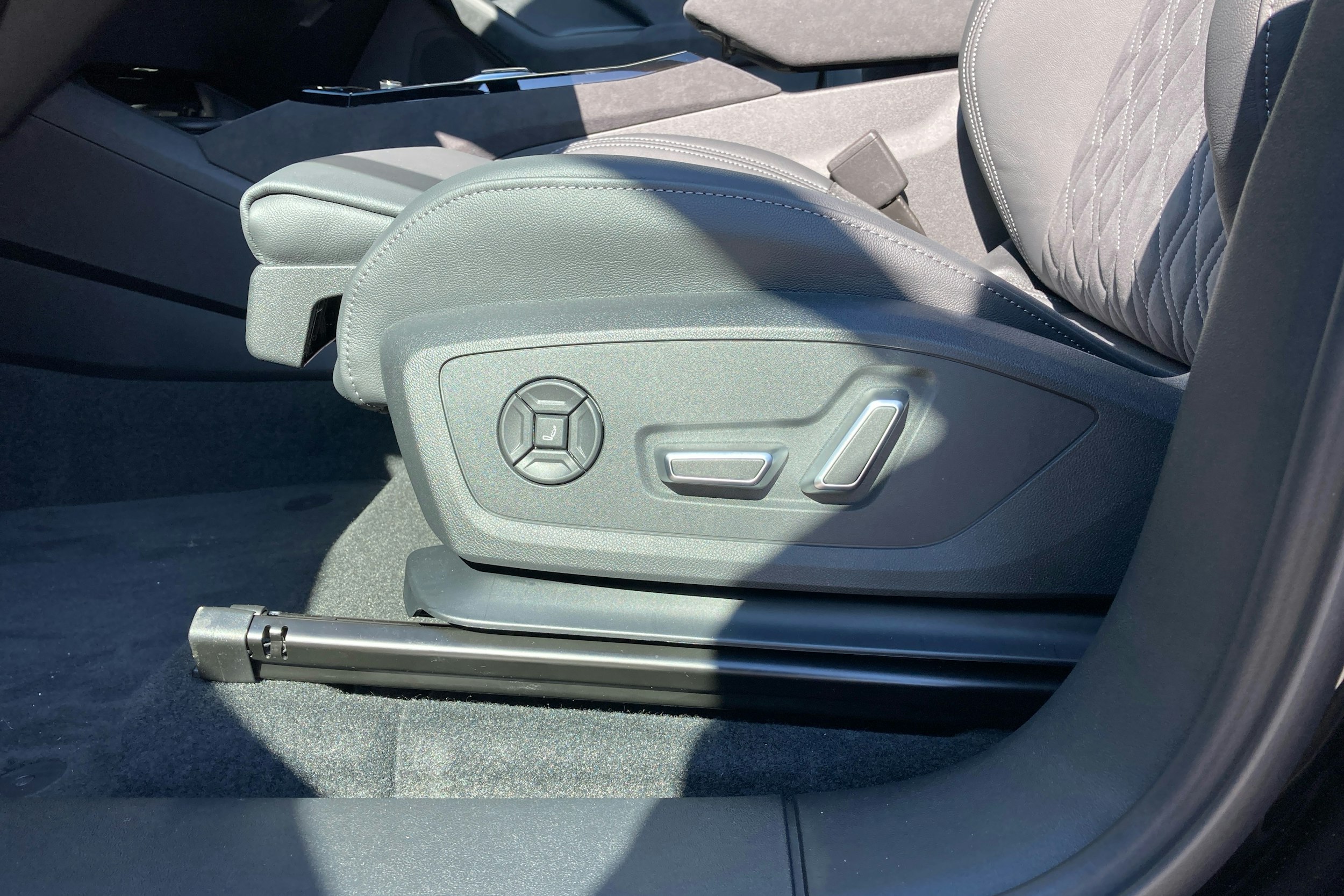 musta Audi SQ6 e-tron 2025 kuva 12.