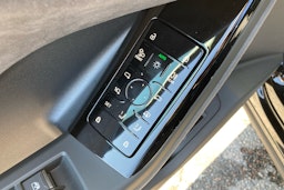 musta Audi SQ6 e-tron 2025 kuva 13.