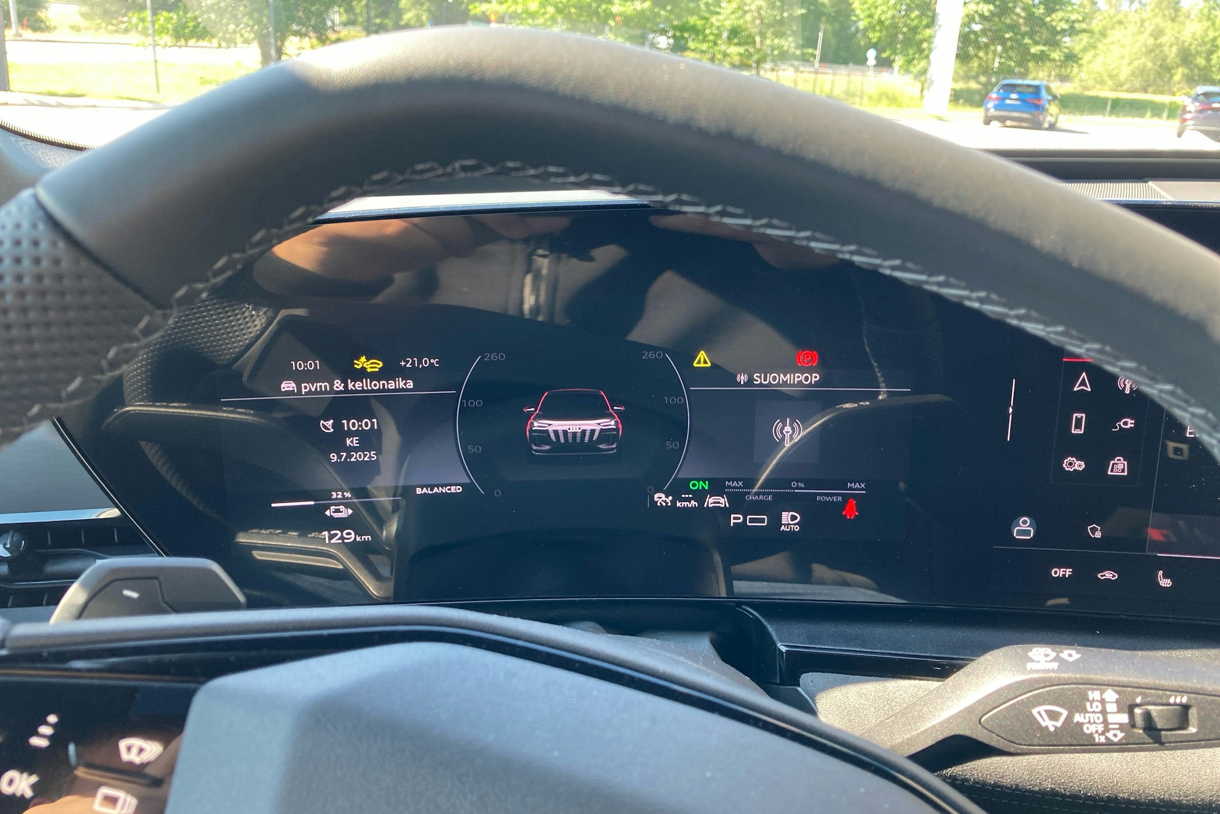 musta Audi SQ6 e-tron 2025 kuva 17.