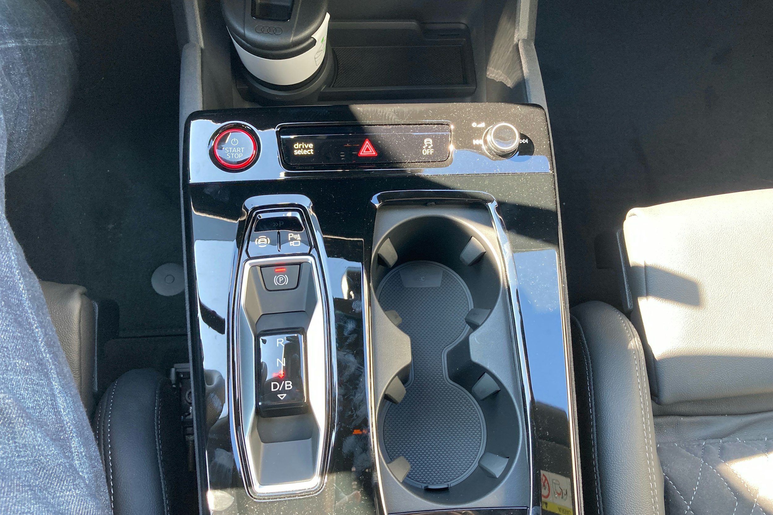 musta Audi SQ6 e-tron 2025 kuva 21.