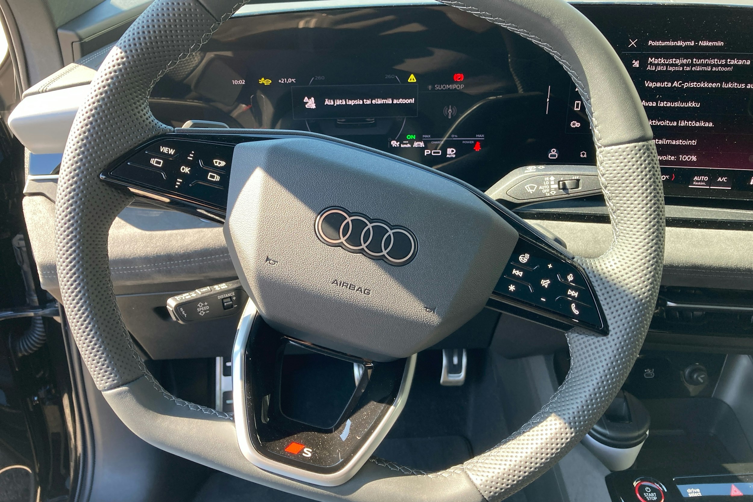 musta Audi SQ6 e-tron 2025 kuva 22.