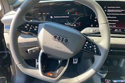 musta Audi SQ6 e-tron 2025 kuva 22.