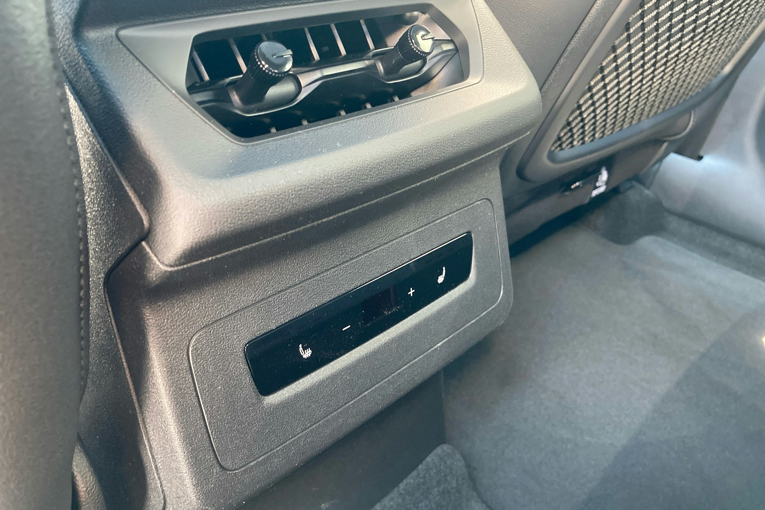 musta Audi SQ6 e-tron 2025 kuva 23.