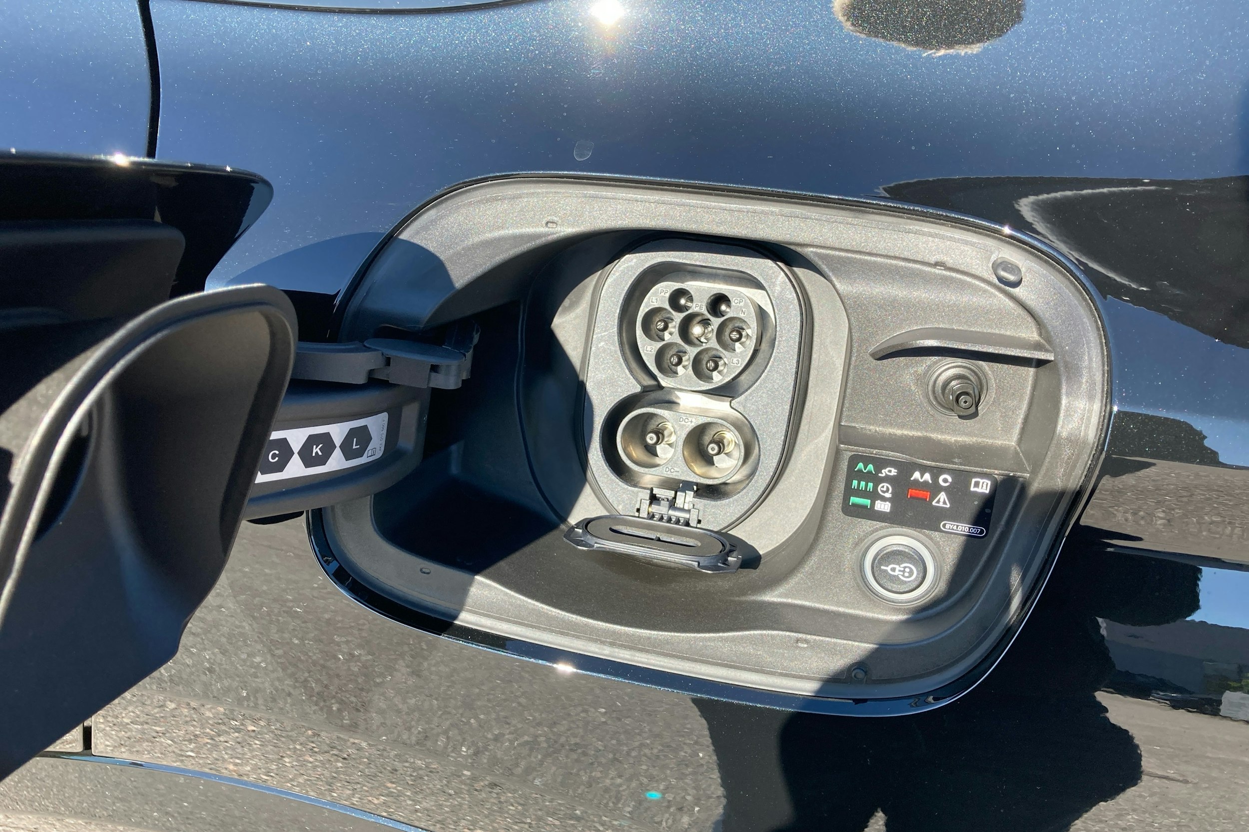 musta Audi SQ6 e-tron 2025 kuva 24.