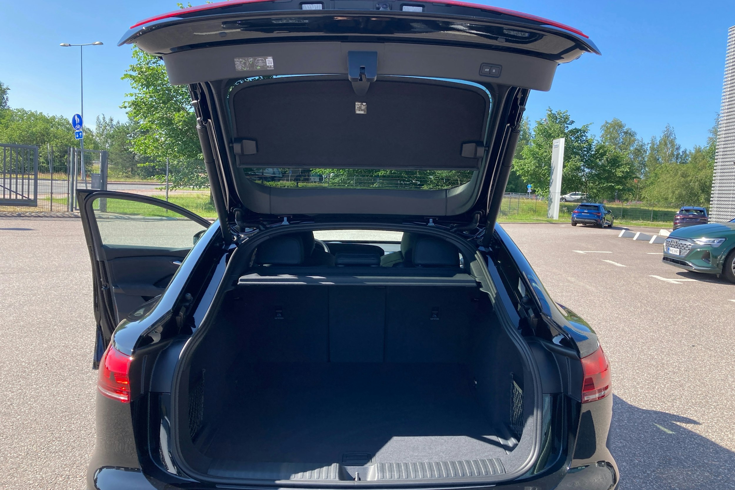 musta Audi SQ6 e-tron 2025 kuva 25.