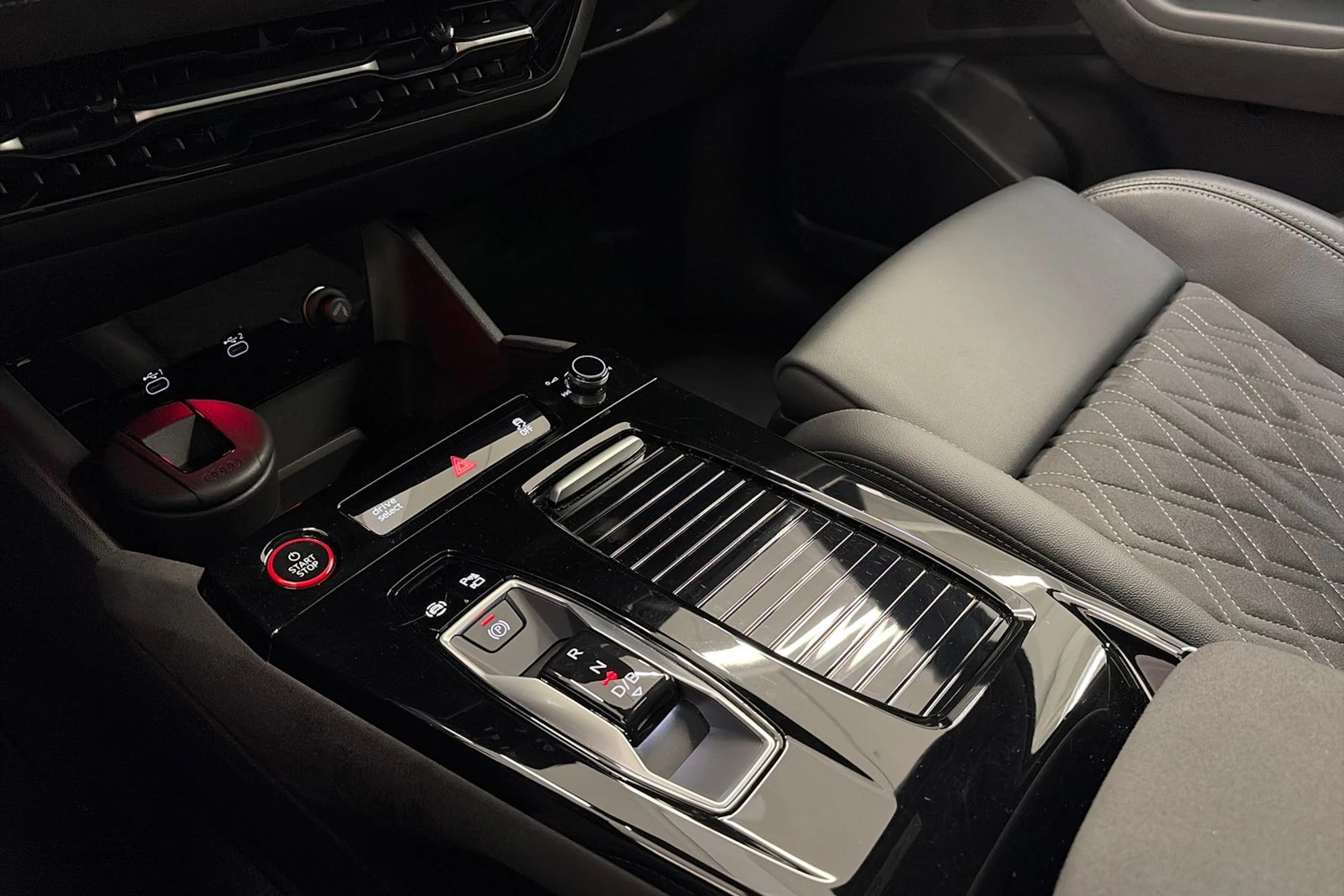 Musta Audi SQ6 e-tron 2025 kuva 37.