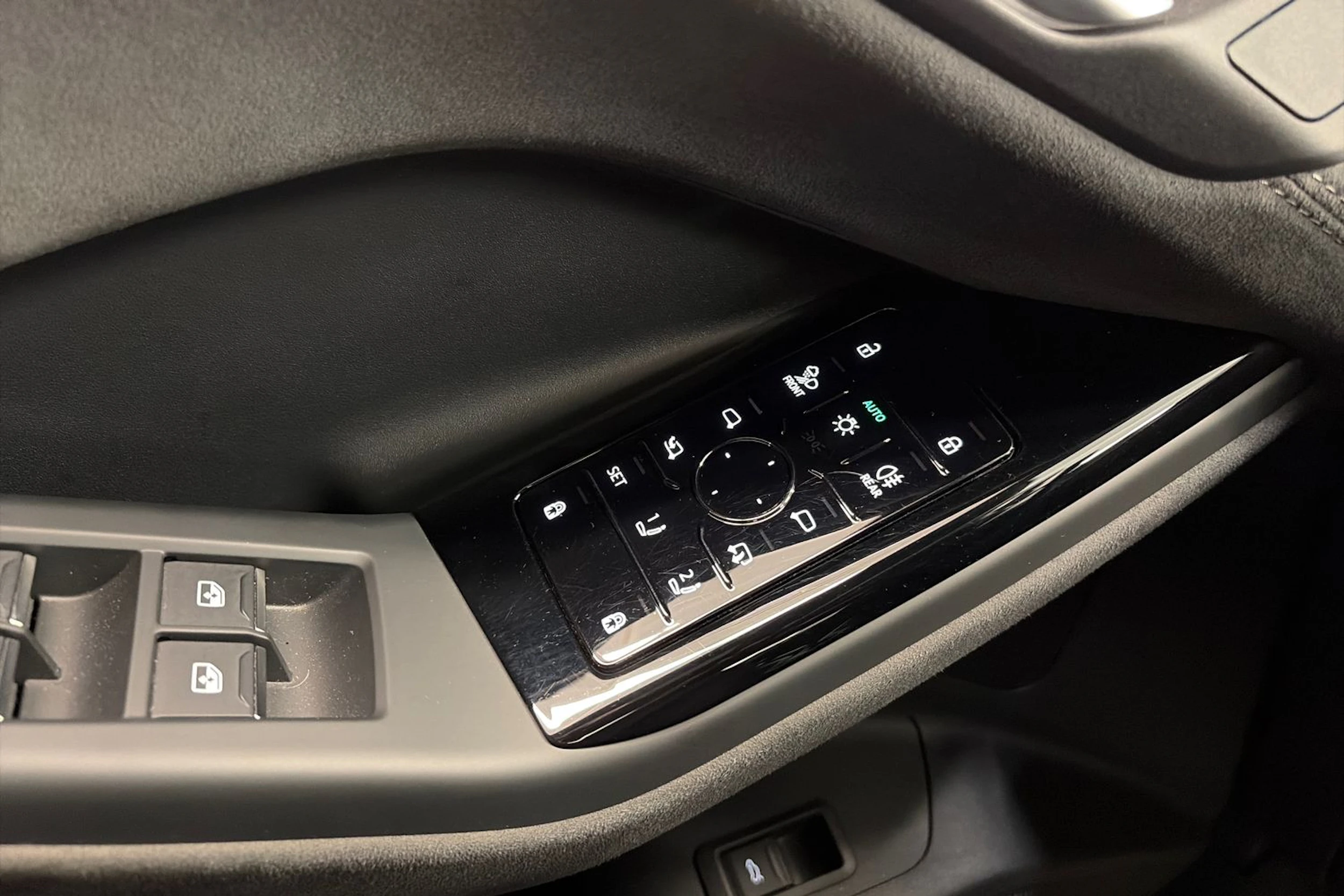 Musta Audi SQ6 e-tron 2025 kuva 38.