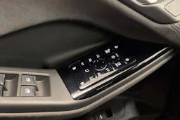 Musta Audi SQ6 e-tron 2025 kuva 38.